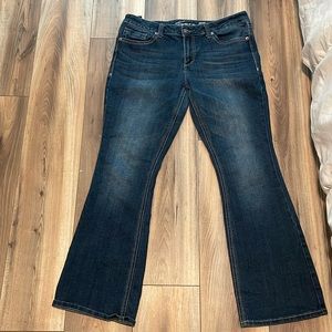 Seven7 bootcut/flared dark blue jeans cute design on back pockets